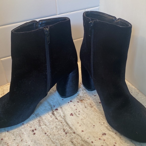 Nine West black velvet booties with side zip and 3 button accent. Size 7 - Picture 5 of 8
